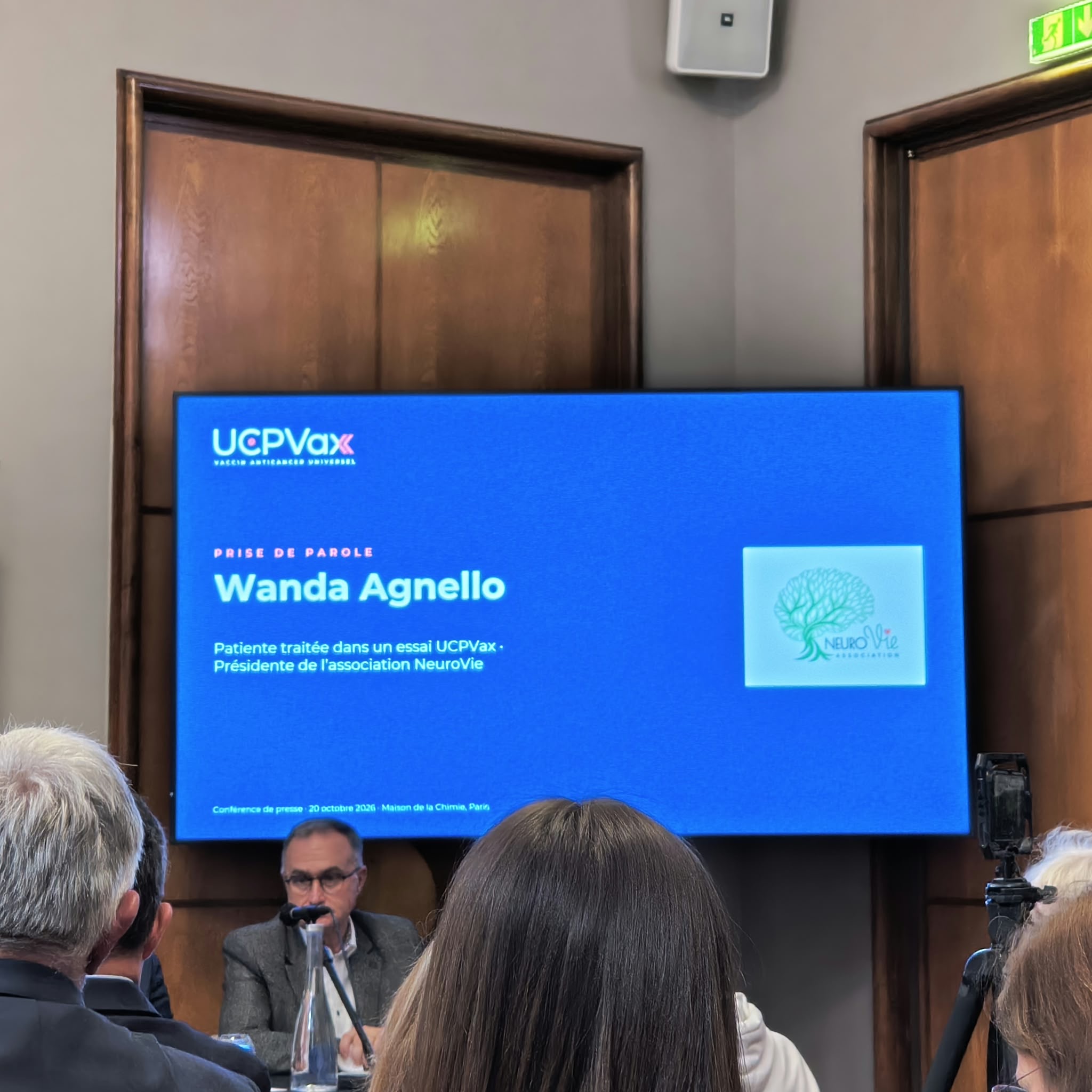 Diapositive annonçant l’intervention de Wanda Agnello, présidente de NEURO VIE, lors de la conférence UCPVax à Paris.