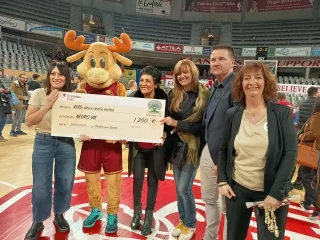 Remise d’un chèque de 1 200 € à NEURO VIE par David Edmond et Transdev STAC au Colisée.