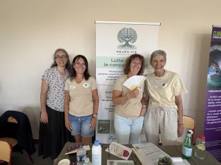 Quatre membres de NEURO VIE devant le stand de l’association au congrès de l’ANOCEF.